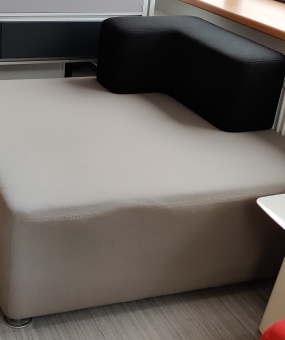 Sofa STEELCASE B-Free 120x120 szara z czarnym oparciem