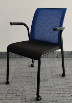 Krzesło konferencyjne Steelcase Reply czarne siatka niebieska