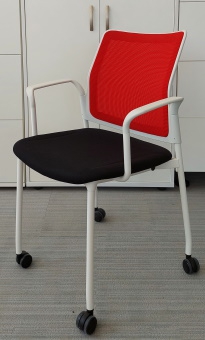 Krzesło konferencyjne czarno-czerwone, biała konstrukcja