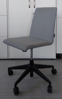 Krzesło konferencyjne Narbutas tapicerowane szare
