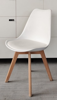 Krzesło kantyna biały kubełek, drewniane nogi