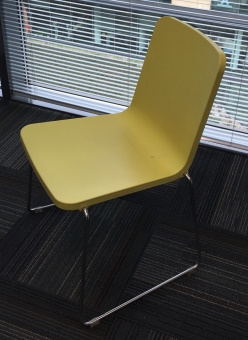 Krzesło kantyna Scandiform Pompidou żółte