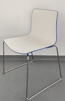 Krzesło kantyna ARPER niebieskie