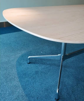 Stół konferencyjny VITRA Eames klon/sosna ok. 530x 130 cm