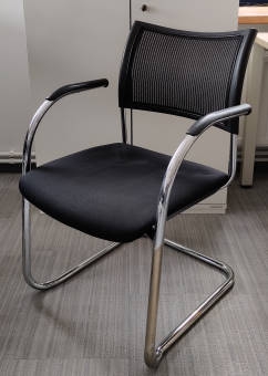 Krzesło konferencyjne BEJOT czarne siatka płoza