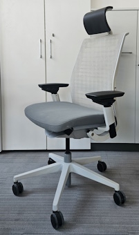 Fotel biurowy Steelcase Think V2 zagłów. ,biała, siatka