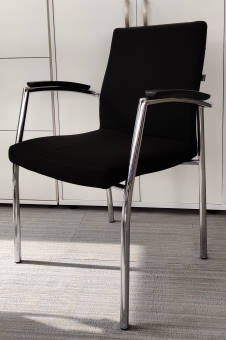 Krzesło konferencyjne BEJOT czarne, baza chrom