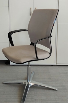 Krzesło Kloeber czarna skorupa, beżowe siedzisko