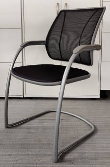 Krzesło konferencyjne Human Scale szare, siatka, płoza