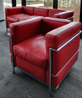Fotel czerwona skóra LC2 80x70, wys. 70 cm (Corbusier)