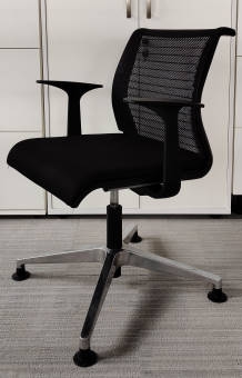 Krzesło konferencyjne THINK czarne, siatka, krzyżak chrom