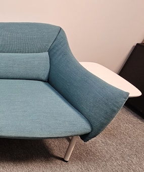 Sofa 3-os. niebieska z białym stolikiem