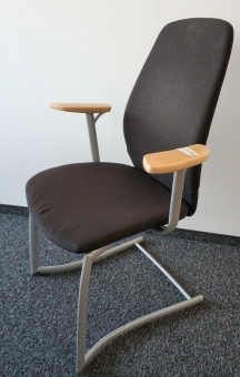 Krzesło konferencyjne Kinnarps czarne, drewniana rączka