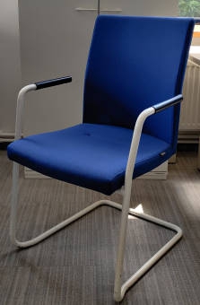 Krzesło konferencyjne Bejot niebieski, podłokietniki czarne