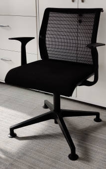Krzesło konferencyjne THINK czarne, siatka, krzyżak czarny