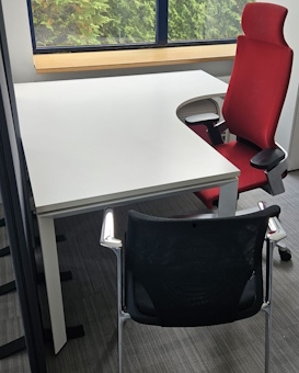 Biurko Steelcase Frame One 160x140 biała rama biały blat