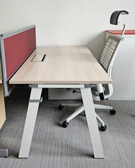 Biurko Steelcase 160x80 dąb bielony nogi A