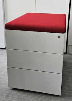 Kontener STEELCASE biały z czerwoną poduchą