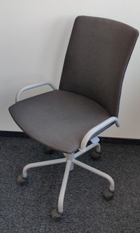 Krzesło konferencyjne Kinnarps szare metalowy podłokietnik