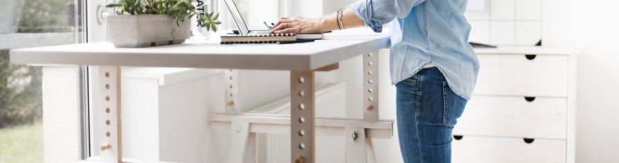 Jak przygotować ergonomiczne miejsce pracy w domu? Krok po kroku