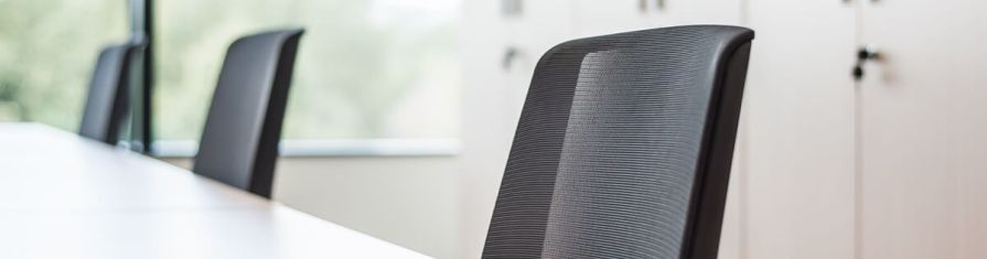 Używane meble premium (Kinnarps, Vitra, Steelcase): Luksus w zasięgu ręki?