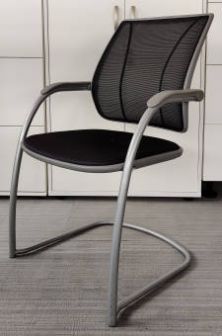 Krzesło konferencyjne Human Scale szare, siatka, płoza
