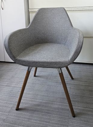 Krzesło konferencyjne FAN szare noga drewno - zdjęcie główneKrzesło konferencyjne FAN szare noga drewno - zdjęcie główne