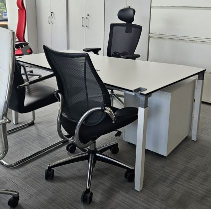 Biurko Steelcase białe 160x100x80 czarna krawędź, chrom - zdjęcie główneBiurko Steelcase białe 160x100x80 czarna krawędź, chrom - zdjęcie główne