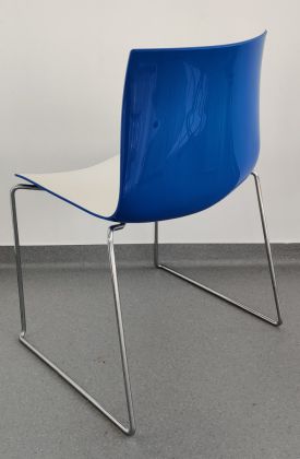 Krzesło kantyna ARPER niebieskie - zdjęcie główneKrzesło kantyna ARPER niebieskie - zdjęcie główne