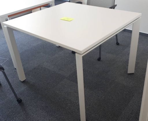 Stół Steelcase 100x90cm, blat biały, nogi białe metalowe - zdjęcie główneStół Steelcase 100x90cm, blat biały, nogi białe metalowe - zdjęcie główne