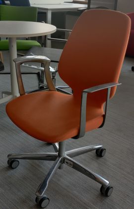 Krzesło konferencyjne KINNARPS pomarańczowe - zdjęcie główneKrzesło konferencyjne KINNARPS pomarańczowe - zdjęcie główne