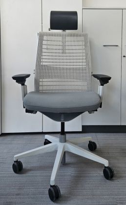 Fotel obrotowy STEELCASE THINK V2 pl szare / szare - zdjęcie główneFotel obrotowy STEELCASE THINK V2 pl szare / szare - zdjęcie główne