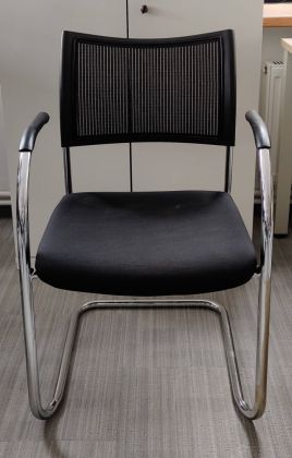 Krzesło konferencyjne BEJOT czarne siatka płoza - zdjęcie główneKrzesło konferencyjne BEJOT czarne siatka płoza - zdjęcie główne