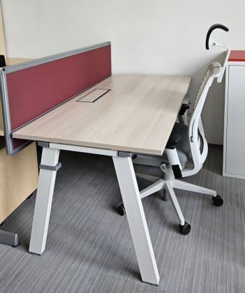 Biurko Steelcase 160x80 dąb bielony nogi A - zdjęcie główneBiurko Steelcase 160x80 dąb bielony nogi A - zdjęcie główne