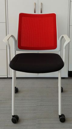 Krzesło konferencyjne czarno-czerwone, biała konstrukcja - zdjęcie główneKrzesło konferencyjne czarno-czerwone, biała konstrukcja - zdjęcie główne