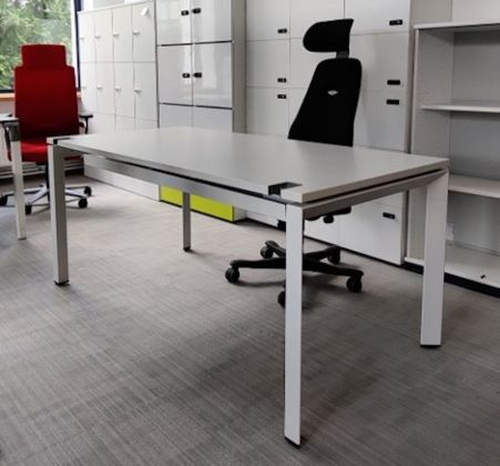 Biurko Steelcase Frame One 160x80 biała rama biały blat - zdjęcie główneBiurko Steelcase Frame One 160x80 biała rama biały blat - zdjęcie główne