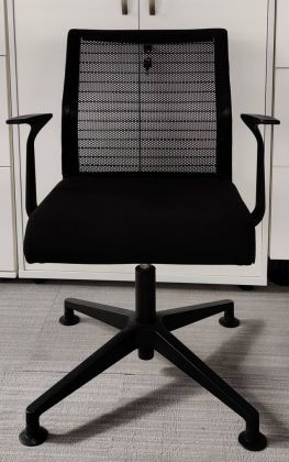 Krzesło konferencyjne THINK czarne, siatka, krzyżak czarny - zdjęcie główneKrzesło konferencyjne THINK czarne, siatka, krzyżak czarny - zdjęcie główne