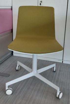 Krzesło konferencyjne Pedrali, tkanina zielona - zdjęcie główneKrzesło konferencyjne Pedrali, tkanina zielona - zdjęcie główne