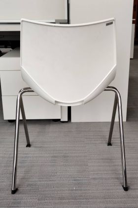 Krzesło kantyna BEJOT łamany biały - zdjęcie główneKrzesło kantyna BEJOT łamany biały - zdjęcie główne
