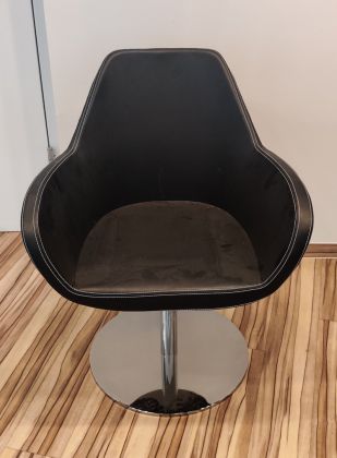 Krzesło konferencyjne FAN czarna skóra - zdjęcie główneKrzesło konferencyjne FAN czarna skóra - zdjęcie główne