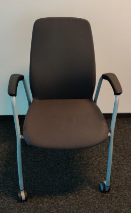 Krzesło konferencyjne Kinnarps 5000CV ciemnoszare kółka - zdjęcie główneKrzesło konferencyjne Kinnarps 5000CV ciemnoszare kółka - zdjęcie główne