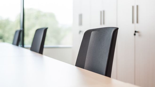 Używane meble premium (Kinnarps, Vitra, Steelcase): Luksus w zasięgu ręki?