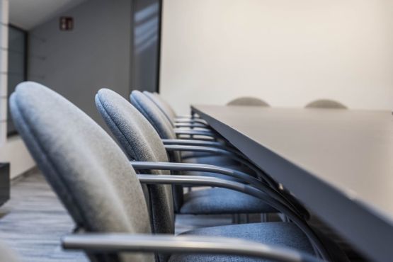 Jak często wymieniać meble biurowe? Praktyczny przewodnik dla firm