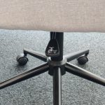 Krzesło konferencyjne Kinnarps KUBEŁEK jasnoszare kółka regulacja