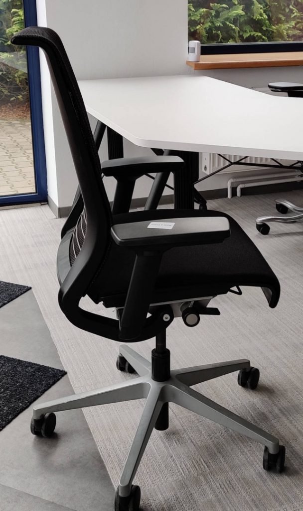 Fotel obrotowy Steelcase THINK czarny siatka