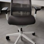 Fotel obrotowy Steelcase Think biały antracyt
