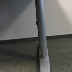 Biurko Kinnarps 160x90 cm brzoza wcięcie TS szara