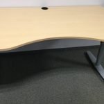 Biurko Kinnarps 160x90 cm brzoza wcięcie TS szara