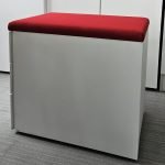 Kontener STEELCASE Implicit 3 szuflady biały z czerwoną poduchą