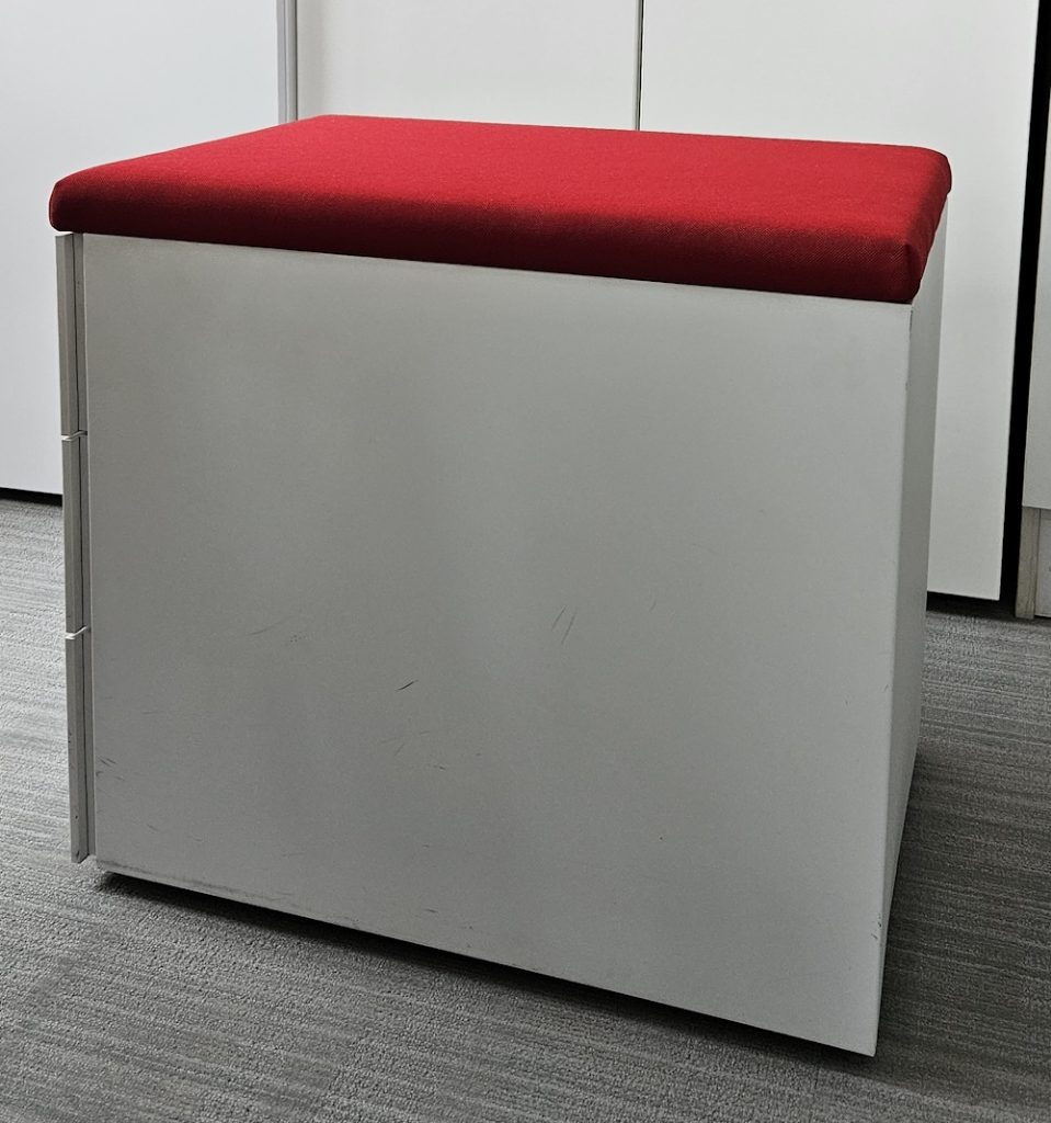 Kontener STEELCASE Implicit 3 szuflady biały z czerwoną poduchą